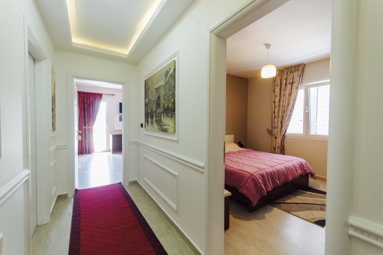 Vila Ada Hotel Тирана Екстер'єр фото